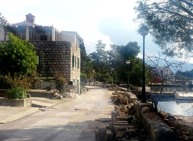 ХН: Багери срушили ограде